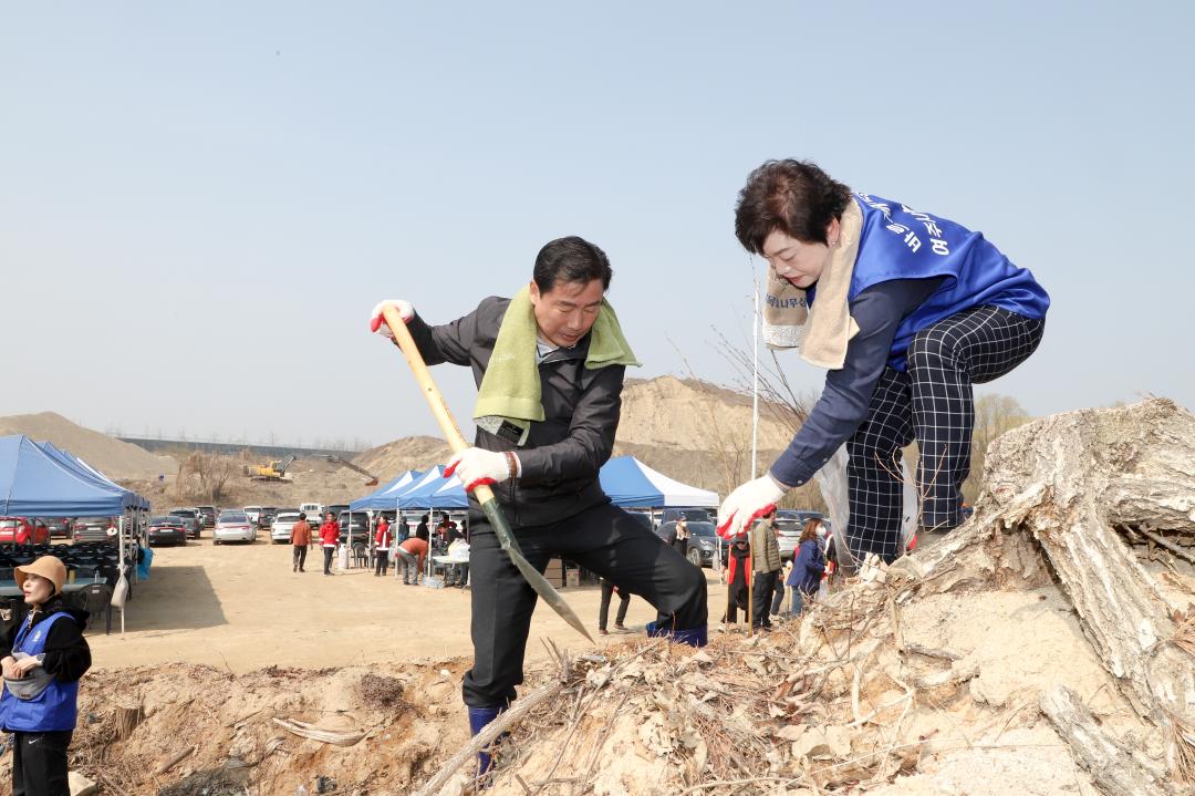 '식목일 나무심기행사 part1' 게시글의 사진(11) 'IMG_7884.jpg'