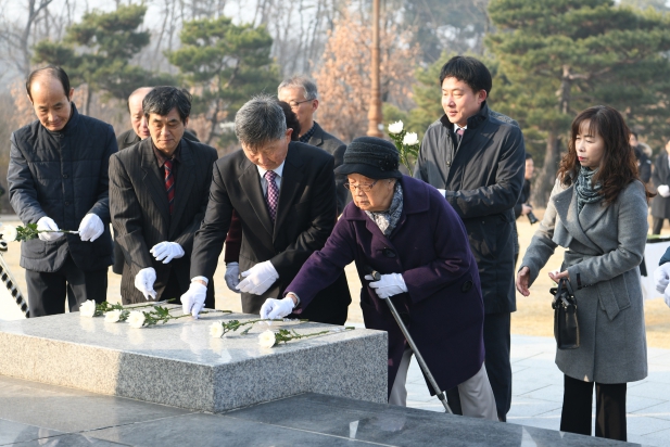 3.1운동 100주년 기념 현충탑 헌화