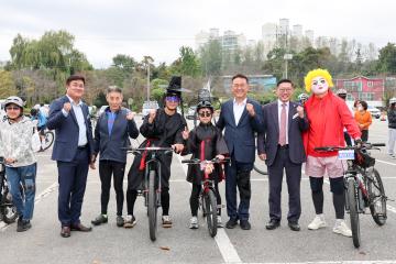 가족 자전거 대행진